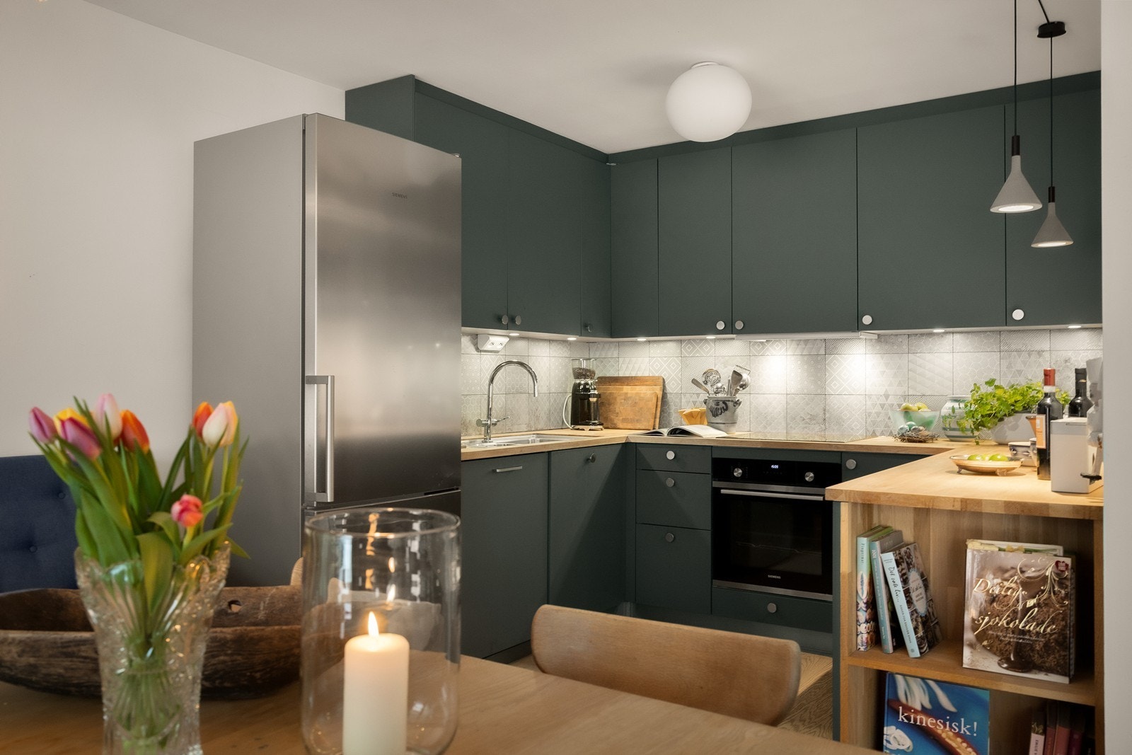 Frittstående kjøleskap. Avtrekk via mekanisk avtrekksanlegg. Vannstoppsystem er montert. Bereder på kjøkken med hurtigvarming. Galleribilde