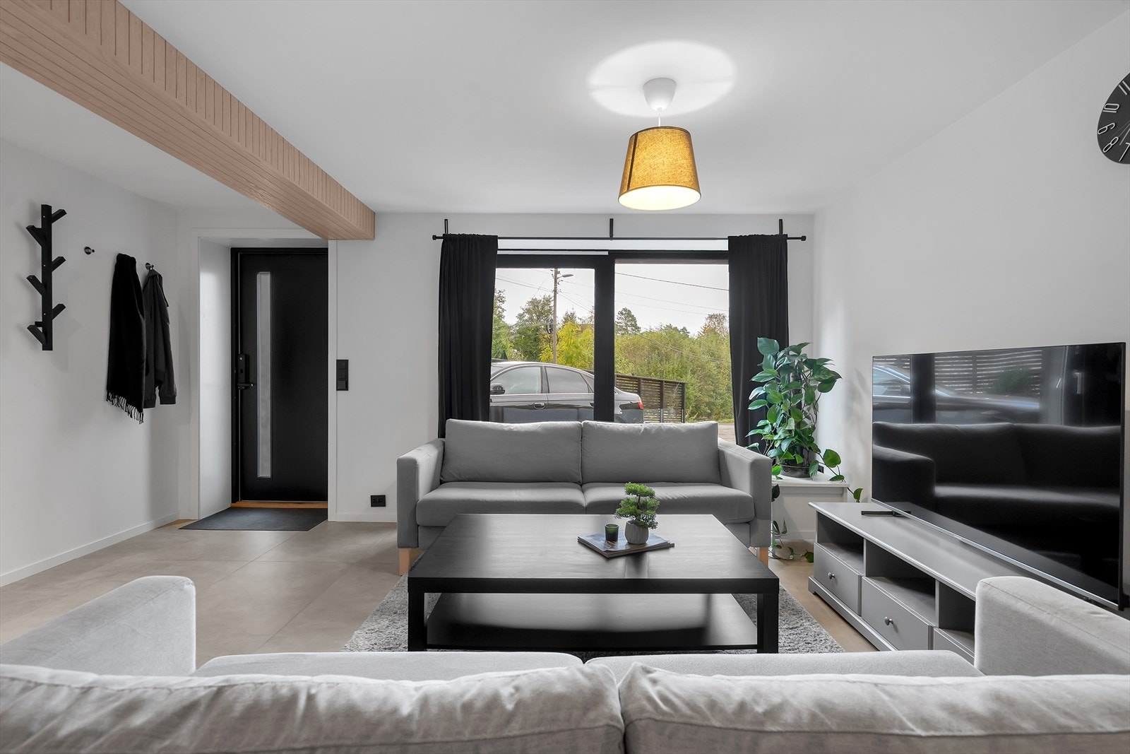 En solid skyvedør gir direkte tilgang til uteområdet og bidrar til å forlenge oppholdsrommet utendørs. Galleribilde