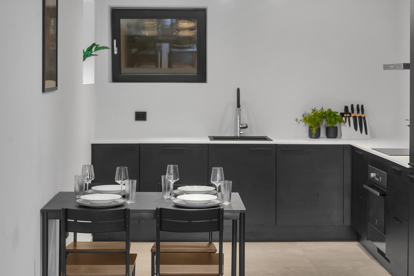 Stilrent og funksjonelt kjøkken med innredning fra den anerkjente kvalitetsleverandøren Strai. Galleribilde