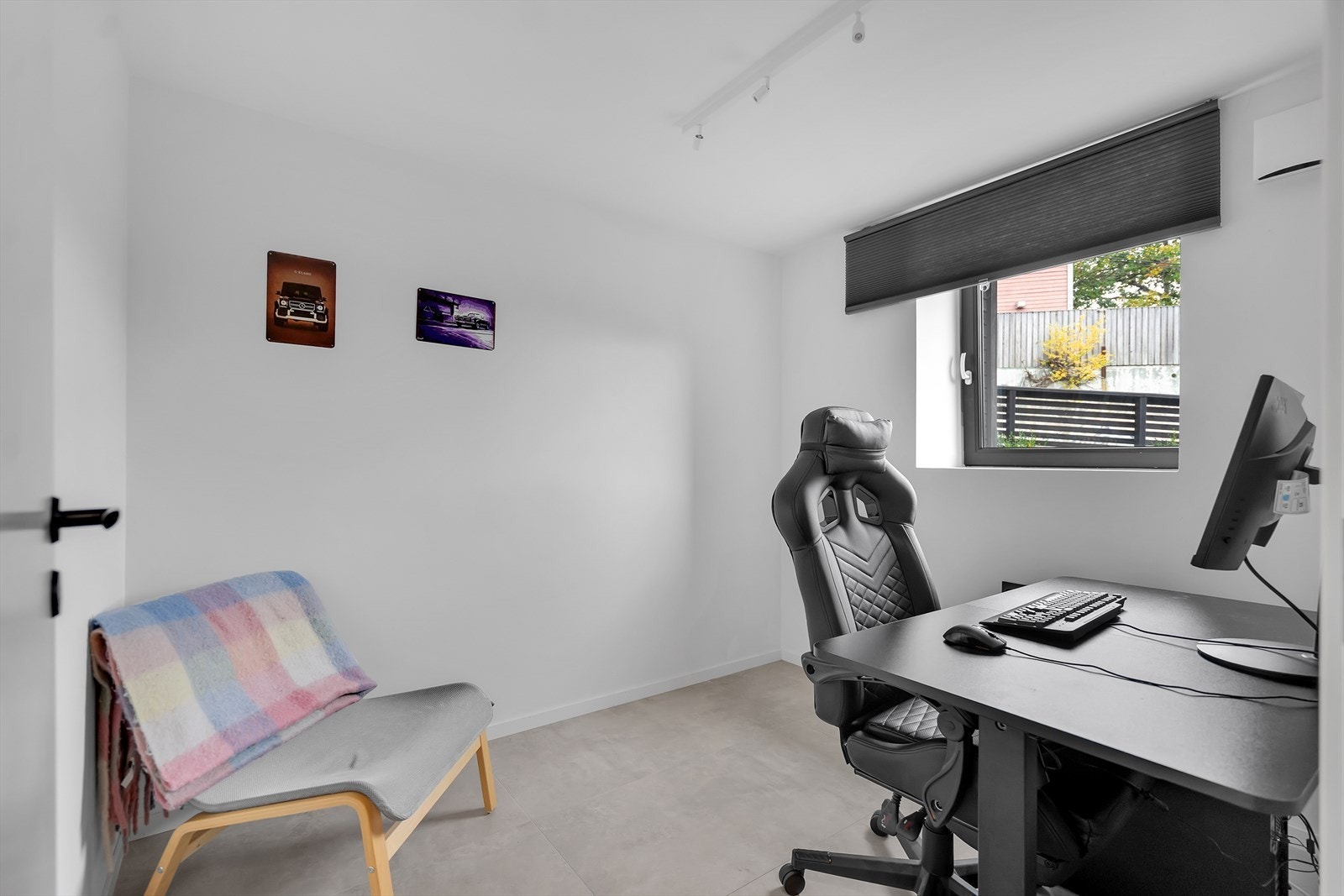 Det andre soverommet egner seg utmerket som barnerom, gjesterom eller hjemmekontor. Begge rommene er utformet med fokus på komfort og funksjonalitet, tilpasset ulike behov. Galleribilde