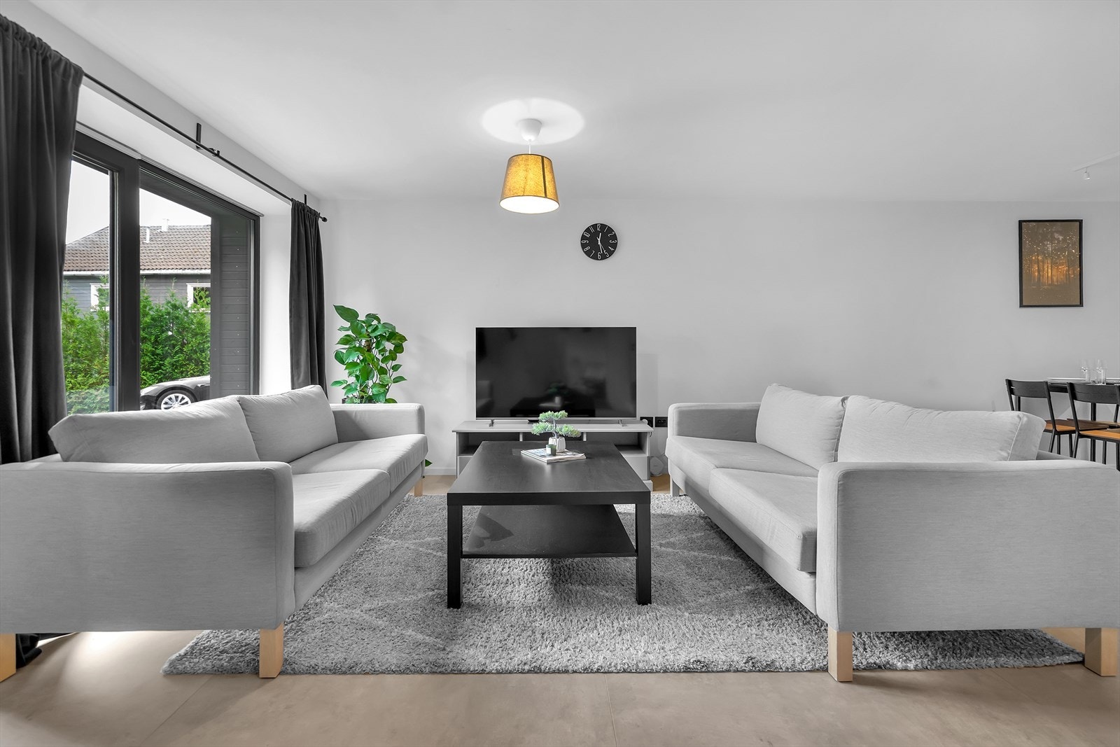 Lys og romslig stue med moderne kvaliteter og en gjennomtenkt planløsning. Galleribilde