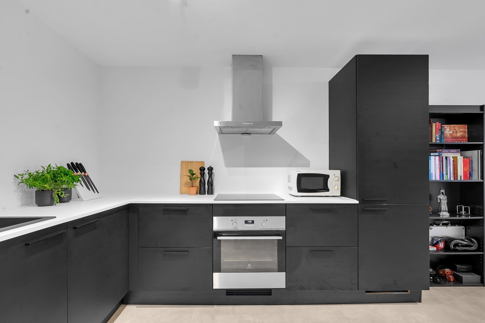 Det er utstyrt med integrerte hvitevarer som platetopp, stekeovn, kjøle-/fryseskap og oppvaskmaskin, som sikrer både effektivitet og et rent, moderne uttrykk. Galleribilde