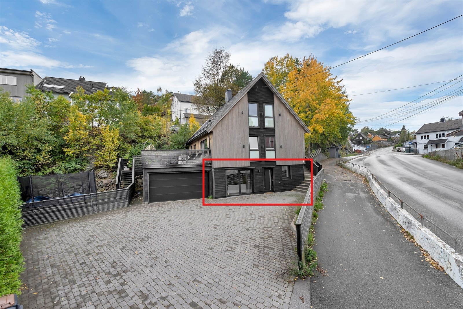 Svært sentral og familievennlig beliggenhet i Vågsbygd, en av Kristiansands mest populære og ettertraktede bydeler. Området er kjent for sin kombinasjon av naturskjønnhet og enkel tilgang til byens fasiliteter, med nærhet til både skog og sjø. Galleribilde