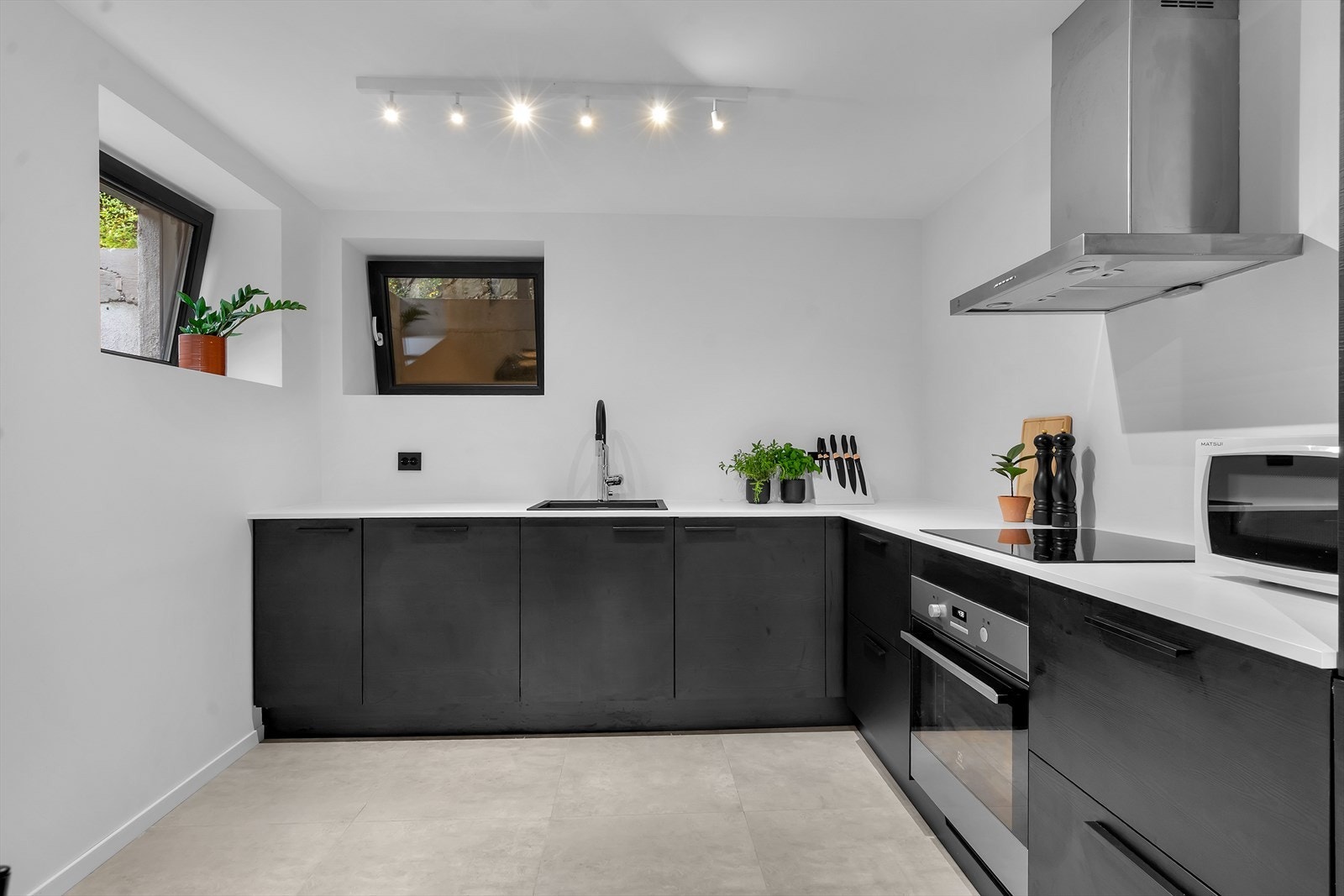 Kjøkkenet har en gjennomtenkt utforming med rikelig skap- og benkeplass for optimal arbeidsflyt. Galleribilde