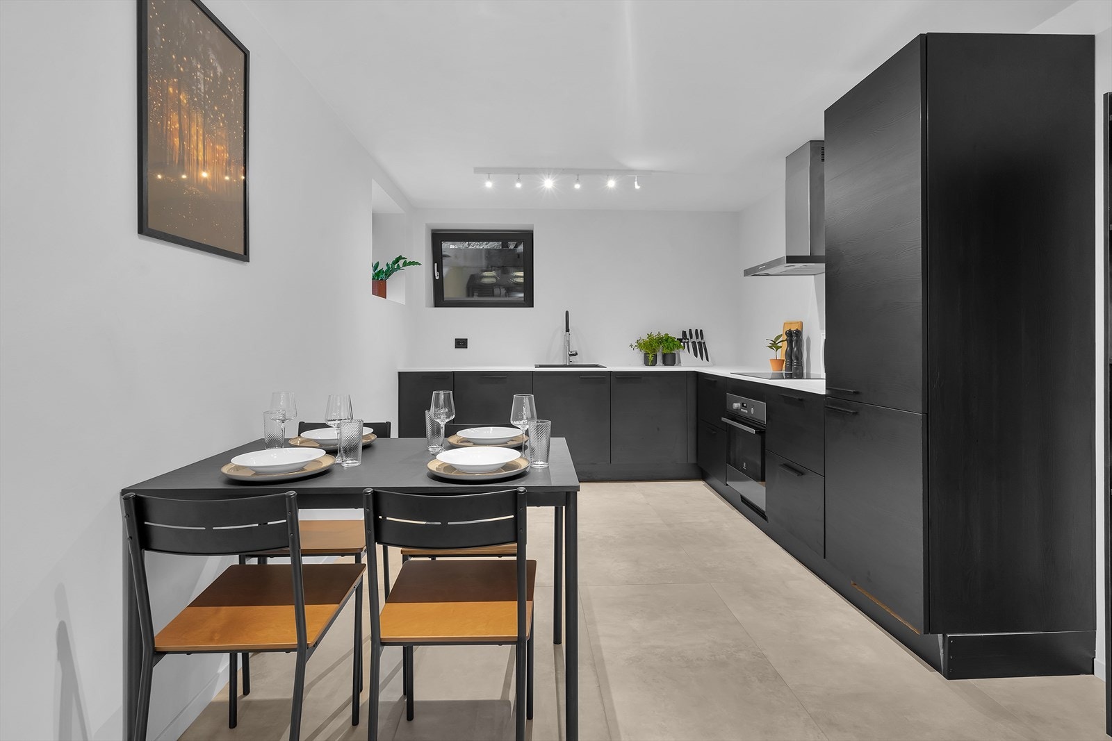 Den åpne løsningen mellom stue og kjøkken skaper en sømløs og sosial flyt, ideell for både hverdagsliv og sosiale sammenkomster. Galleribilde