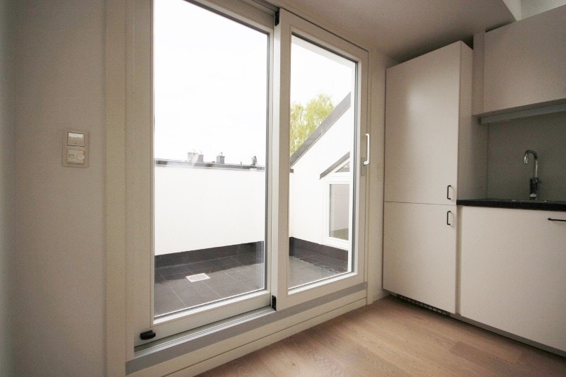 Integrerte hvitevarer: kombiskap, oppvaskmaskin, komfyr. Galleribilde