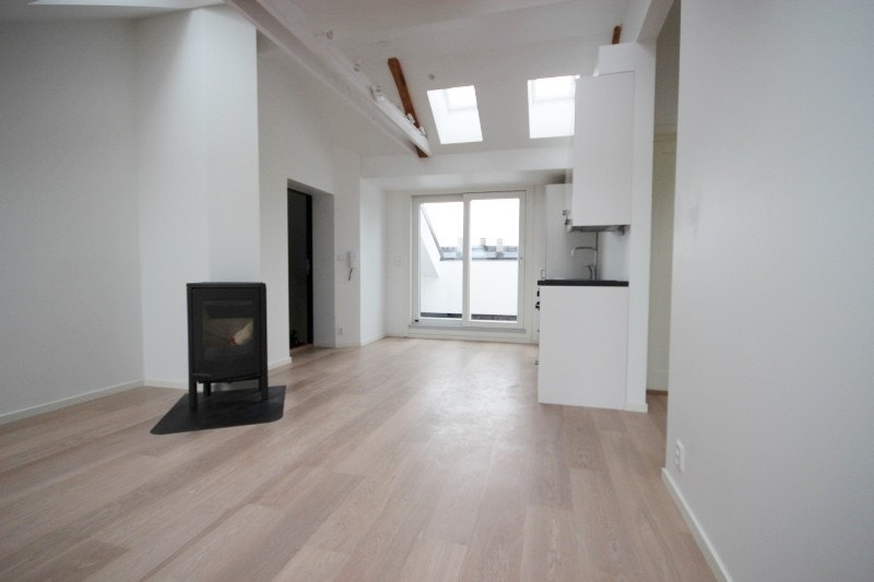 Stue med peis og store vindusflater som gir et godt og naturlig lysinnslipp. Galleribilde