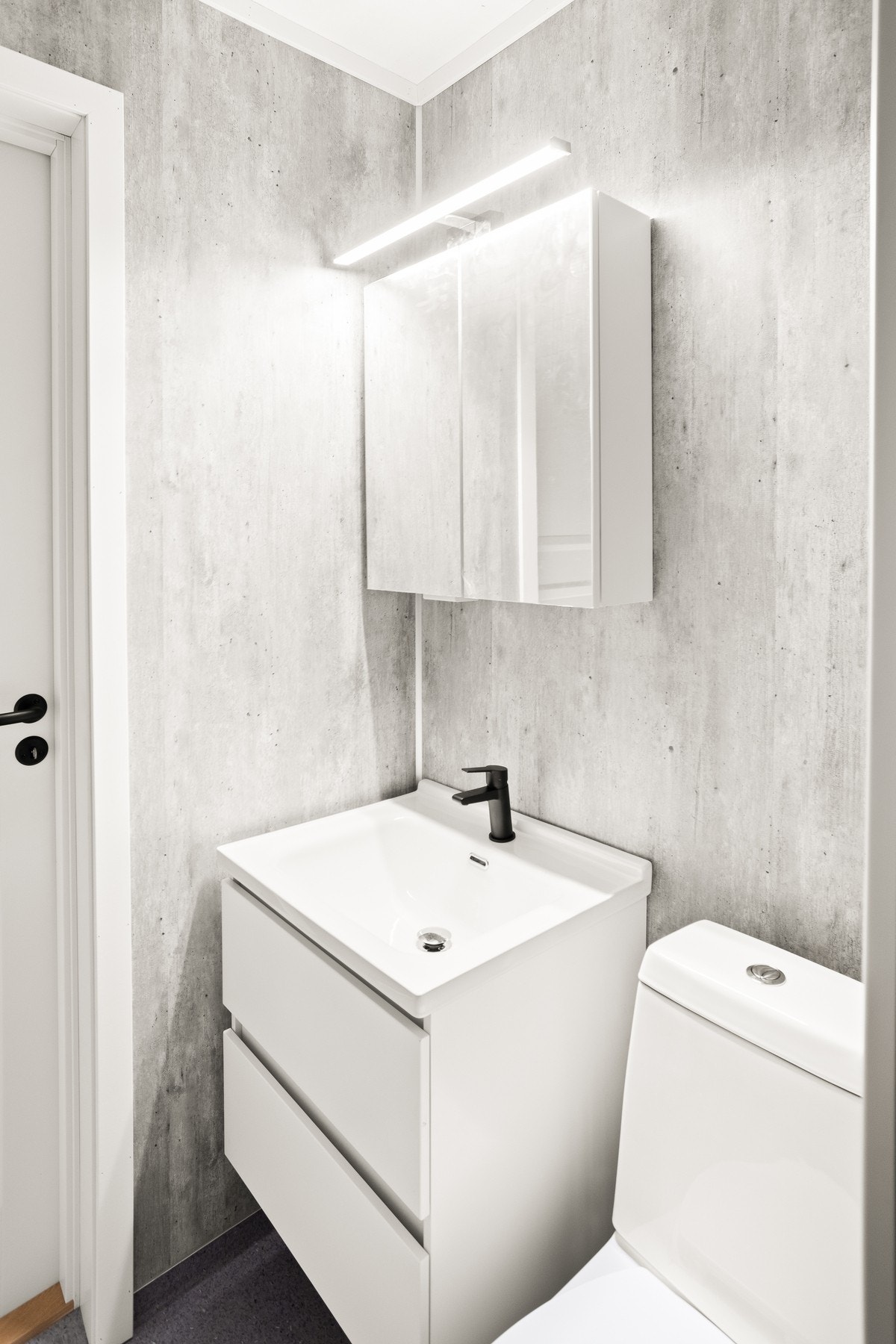 Badet er utstyrt med dusjkabinett, toalett og servant m/innredning. Galleribilde