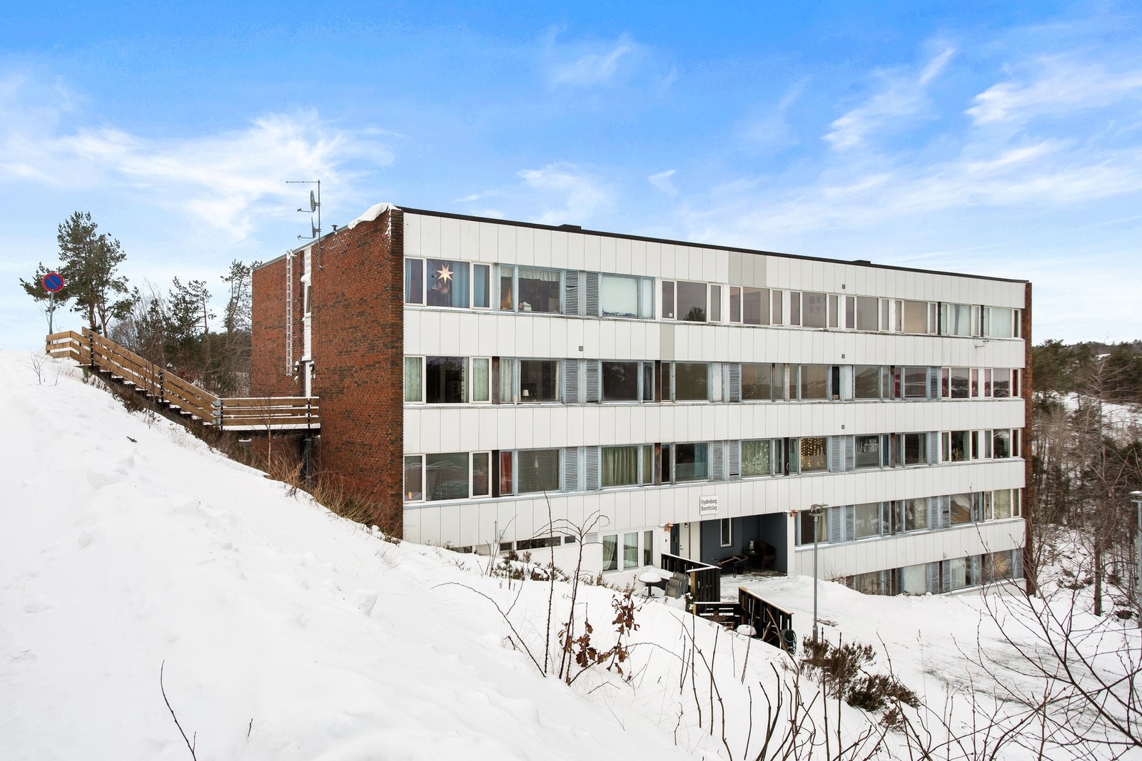 Romslig biloppstillingsplass fremfor blokka. Galleribilde