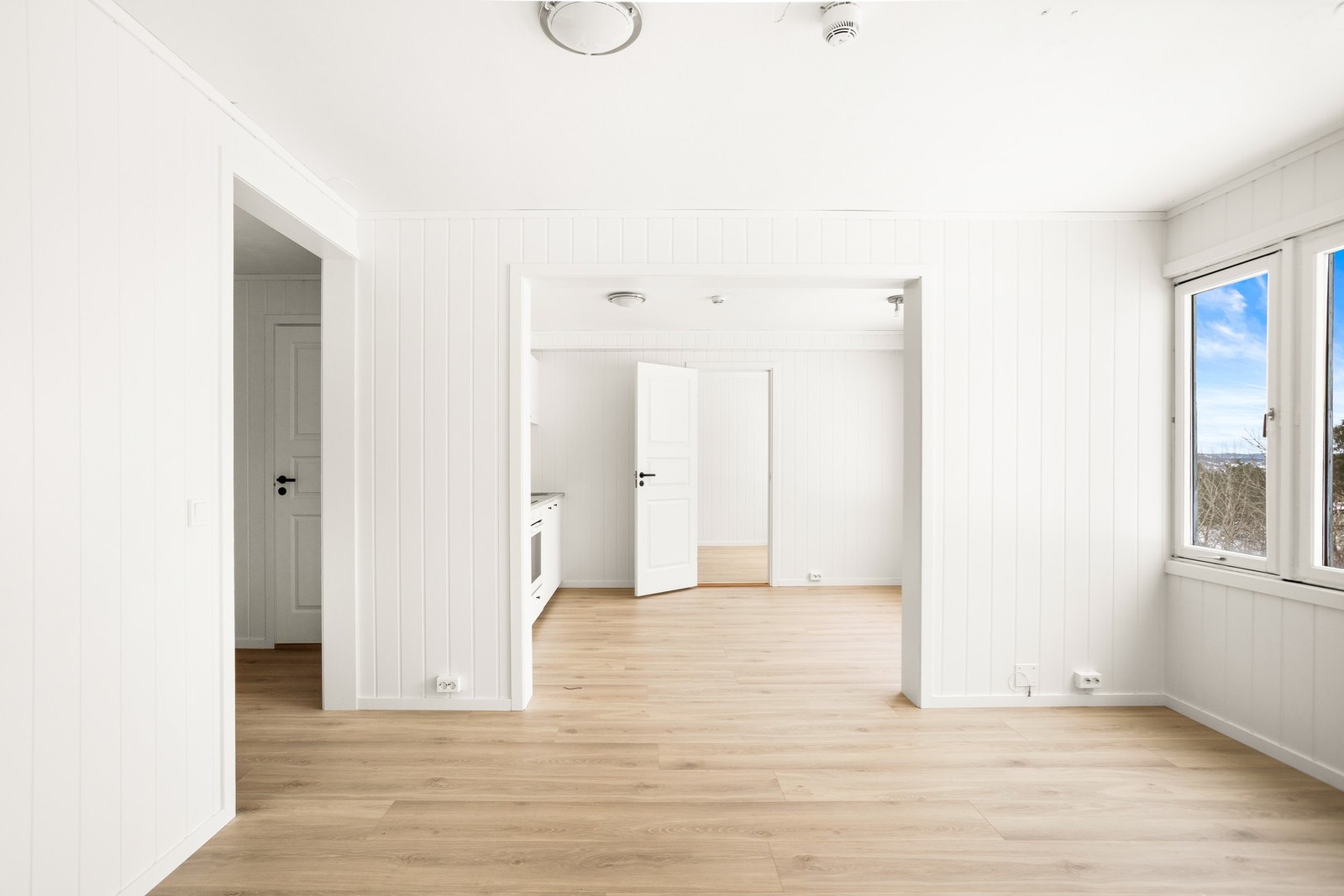 Store vinduer som gir rikelig med naturlig belysning. Galleribilde