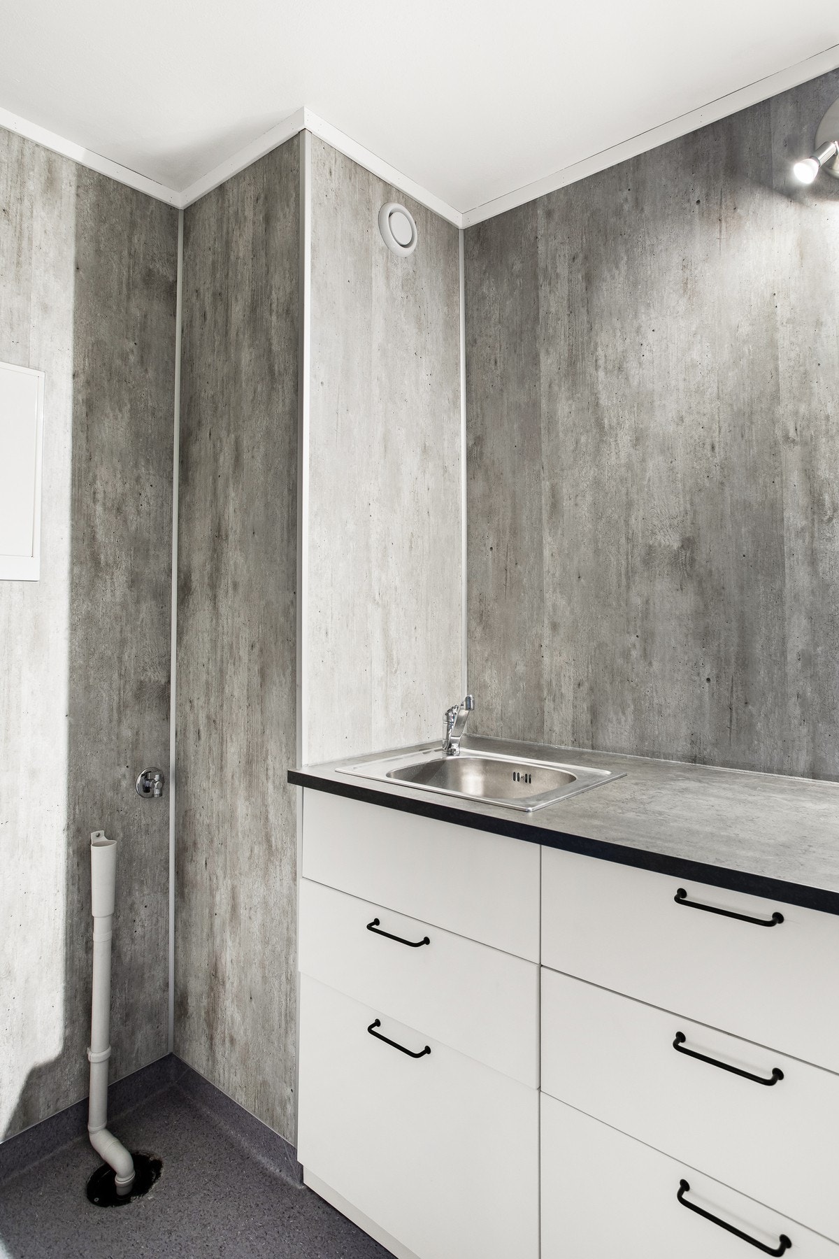 Vaskerommet har gode oppbevaringsmuligheter med romslig benkeplate. Galleribilde