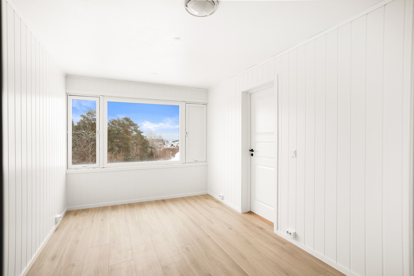 Soverom 1 har god plass til dobbeltseng og annet ønskelig møblement. Galleribilde