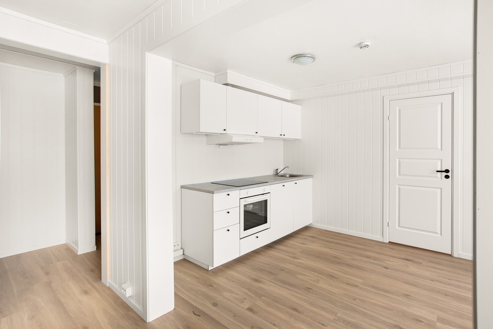 Nytt kjøkken fra 2026 med integrert steketopp, komfyr og oppvaskmaskin. Galleribilde