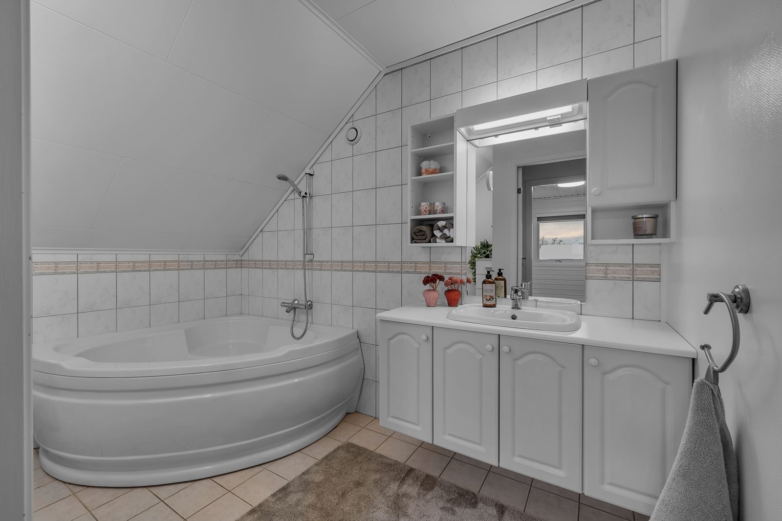 Badet i øverste etasje - flislagt på vegger og gulv med gulvvarme Galleribilde