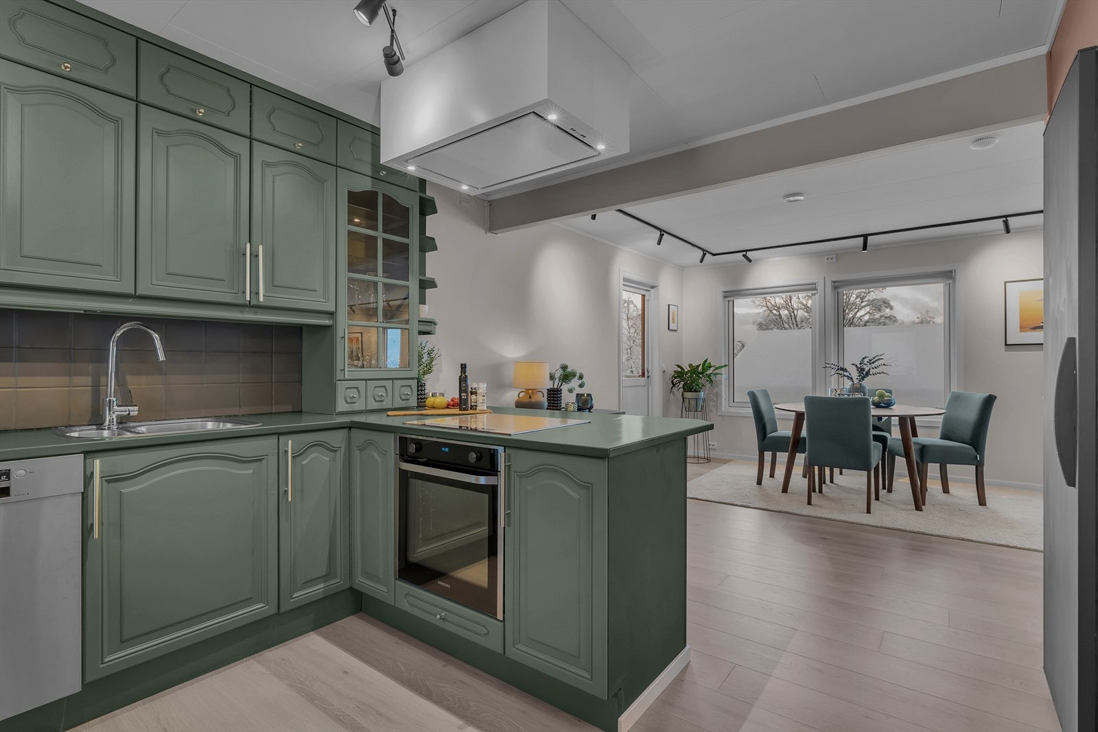 Kjøkken fornyet med maling og nyere hvitevarer Galleribilde