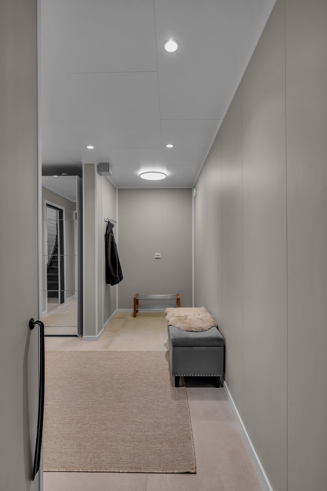 Yttergangen har god plass til klær og barnevogner Galleribilde