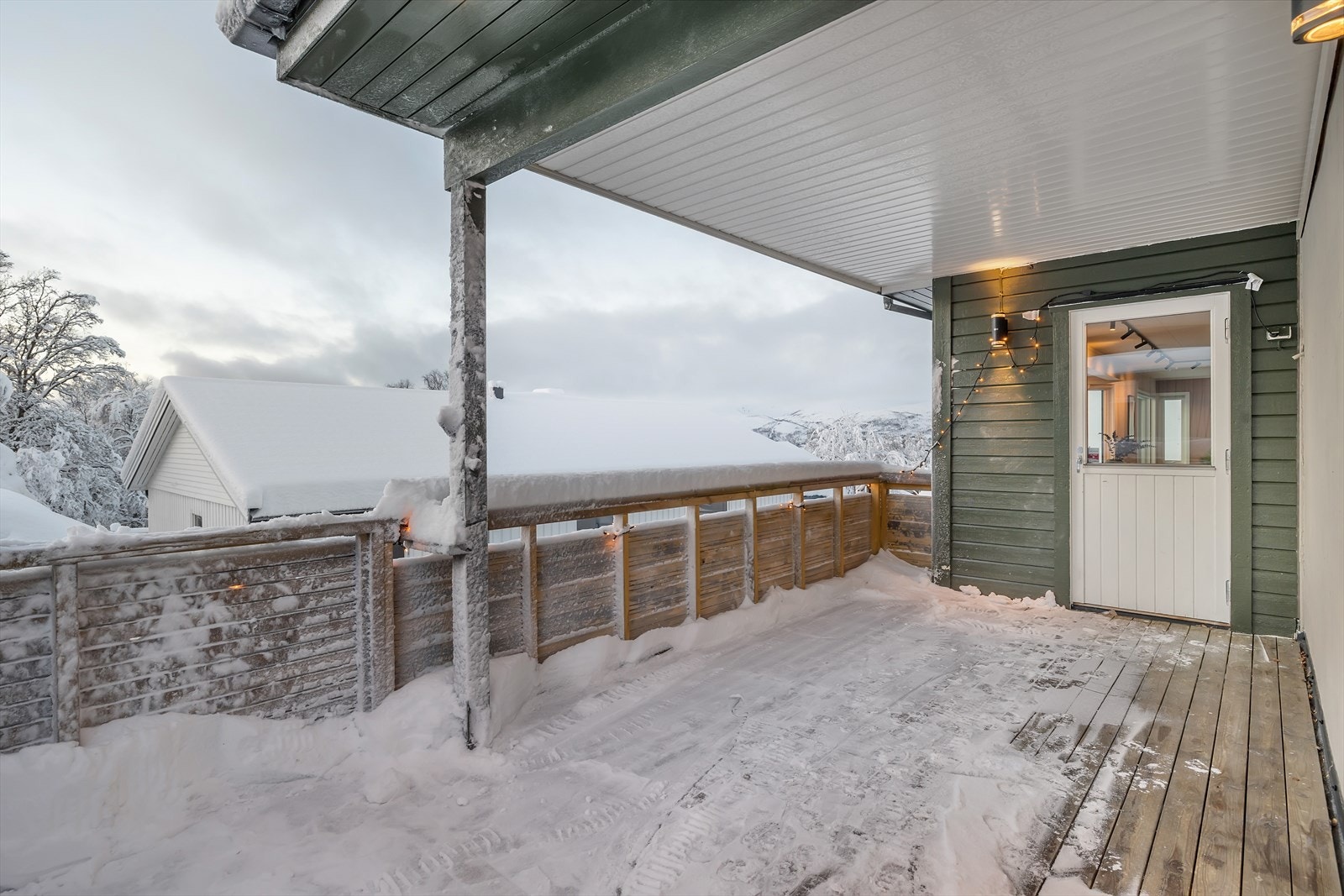 Terrasse med svært gode solforhold - delvis takoverbygget Galleribilde