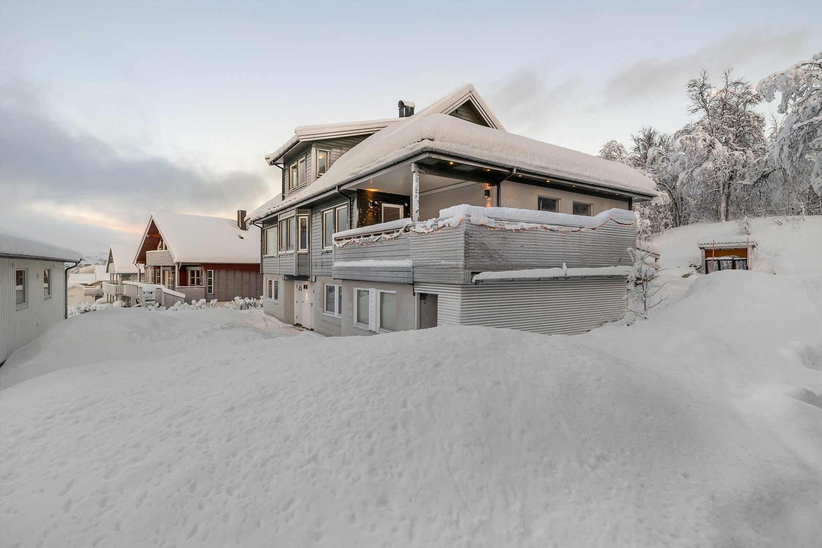 Dere vil bo på de to øverste etasjene og leie ut sokkeletasjen som har egen inngang Galleribilde