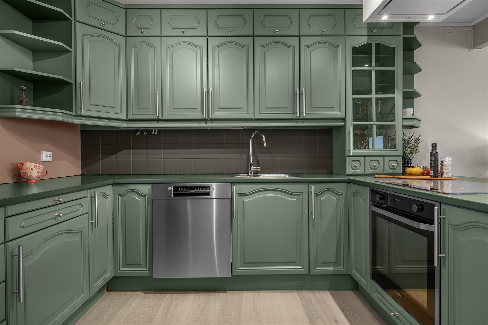 Kjøkkenet malt opp i en moderne men lun farge Galleribilde