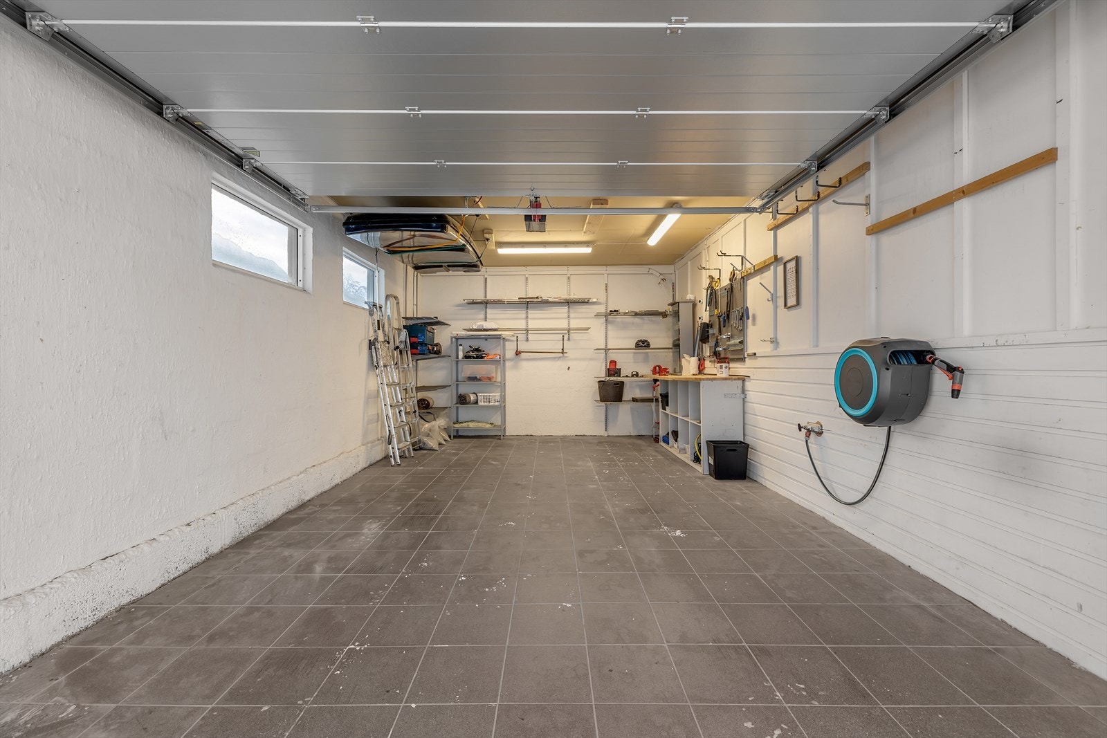 Garasje med god oppbevaringsplass Galleribilde