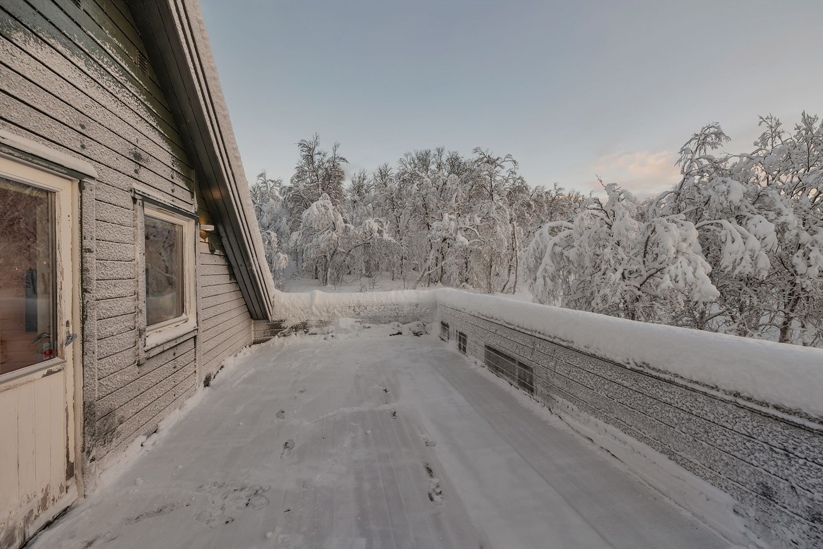 Du kan nesten se skihytta fra terrassen Galleribilde