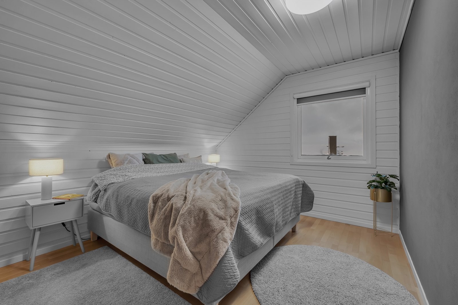 Soverom 1 av 3 i øverste etasje Galleribilde