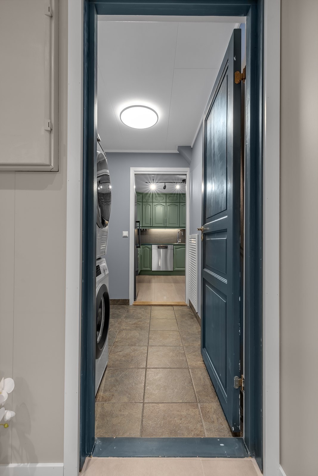 Gjennomgang gjennom vaskerommet inn til kjøkkenet Galleribilde