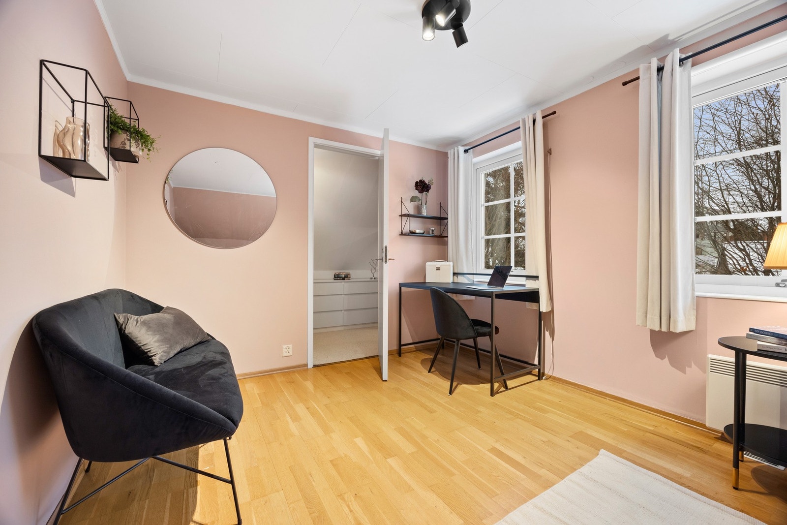 Soverom 1 av 3 i andre etasje med tilhørende walk-in garderobe Galleribilde