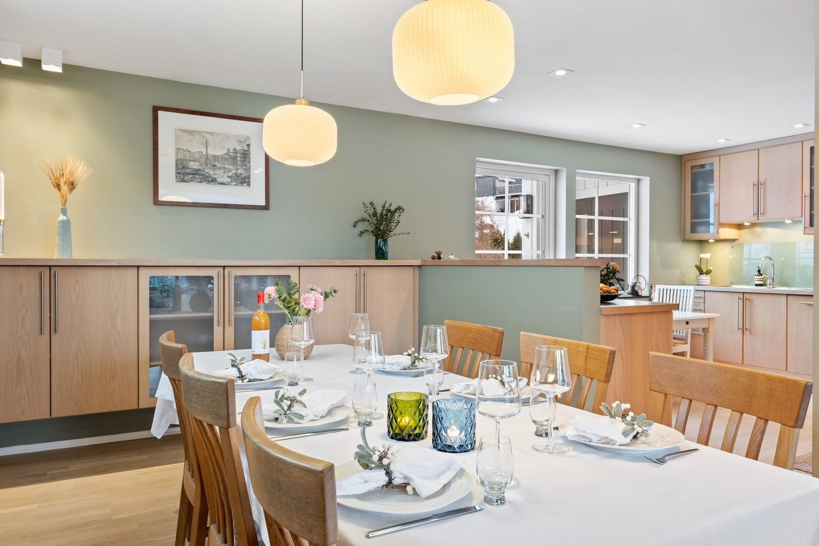 Spisestue i åpen løsning til kjøkkenet Galleribilde