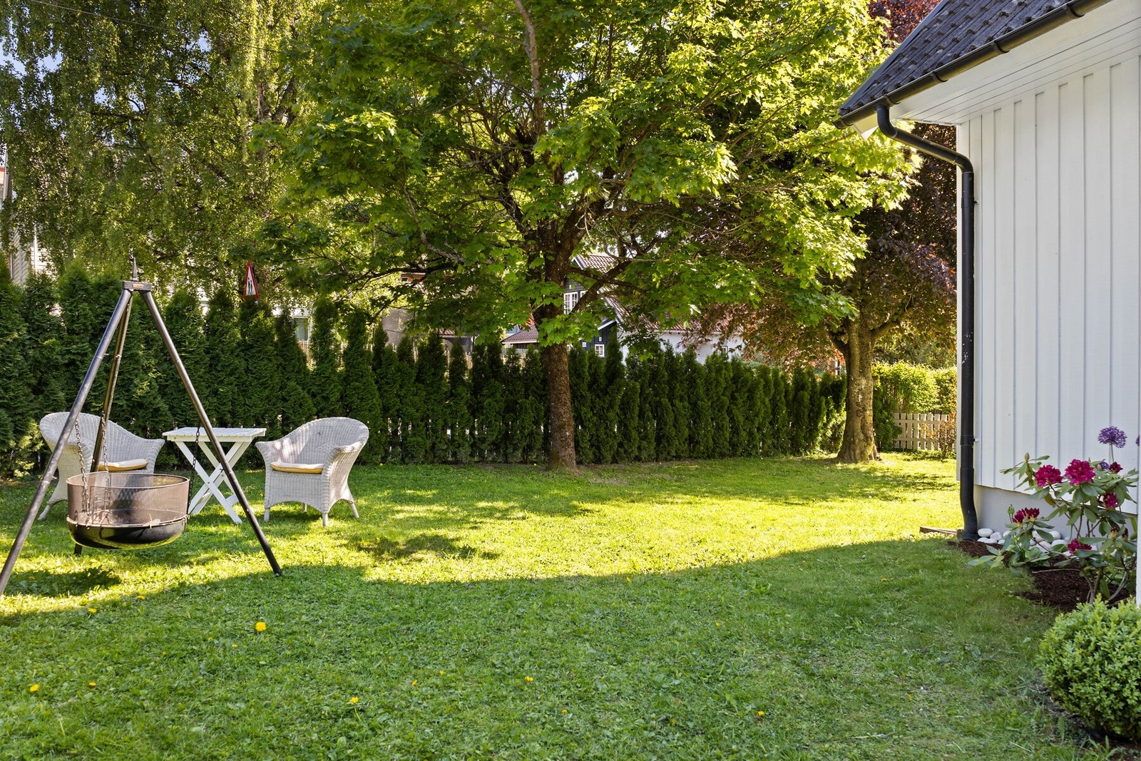 Fin gressplen ved inngangssiden mot øst og mot syd, med rom til f.eks. trampoline, ballspill med mer. Galleribilde