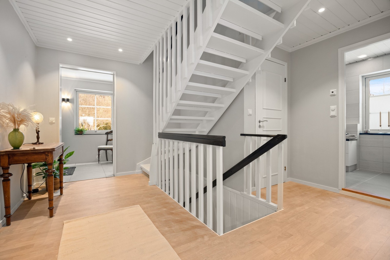 Gang/hall i 1. etasje med trapperom Galleribilde