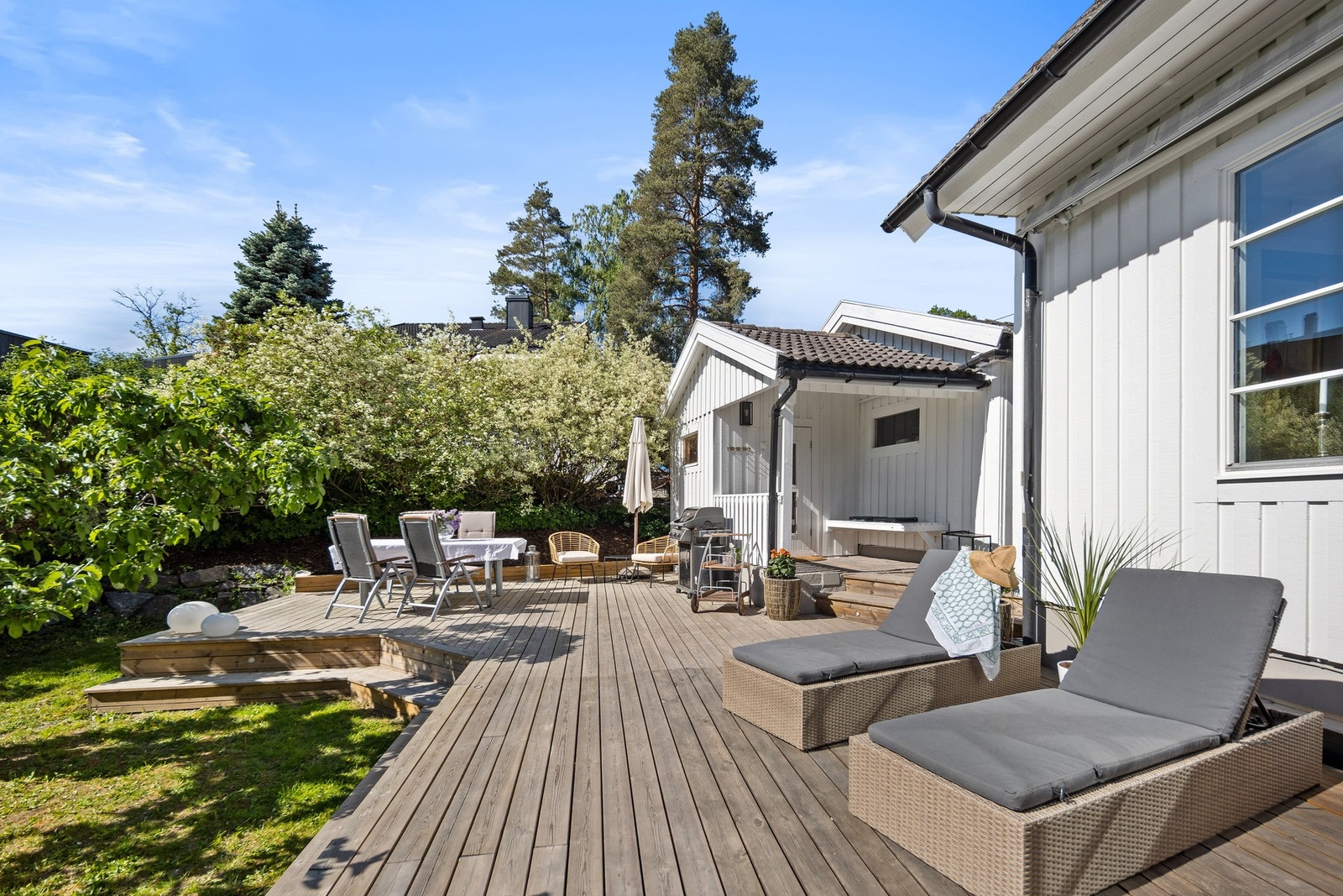 Det er tre epletrær i hagen som har gitt mye epler, nåværende eier har levert eplene til pressing og fått ca. 60 flasker eplejuice tilbake. Galleribilde