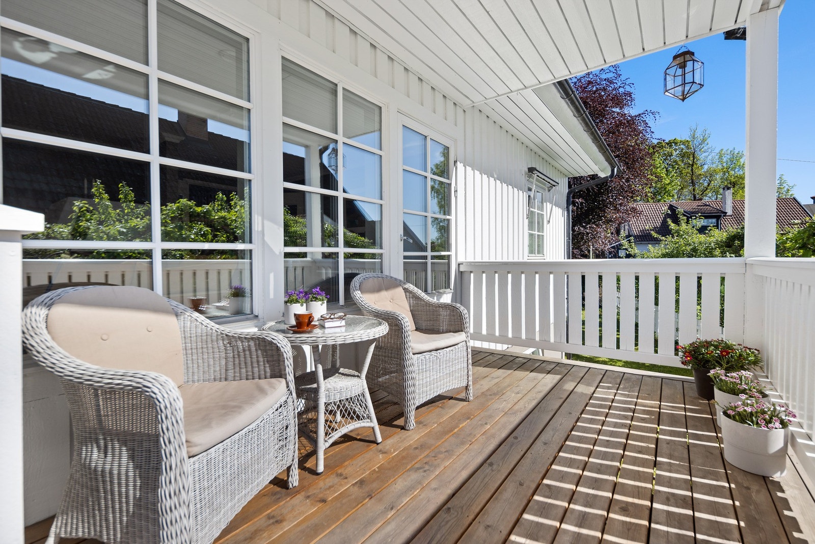 Fra stuen er det utgang til veranda med videre adkomst til stor terrasse og hage samt badstuen bak garasjen Galleribilde