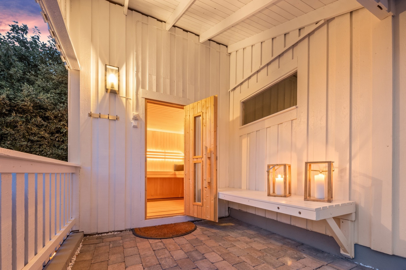 Fra terrassene er det tilgang til ny (2021) badstue i bakkant av garasjen Galleribilde