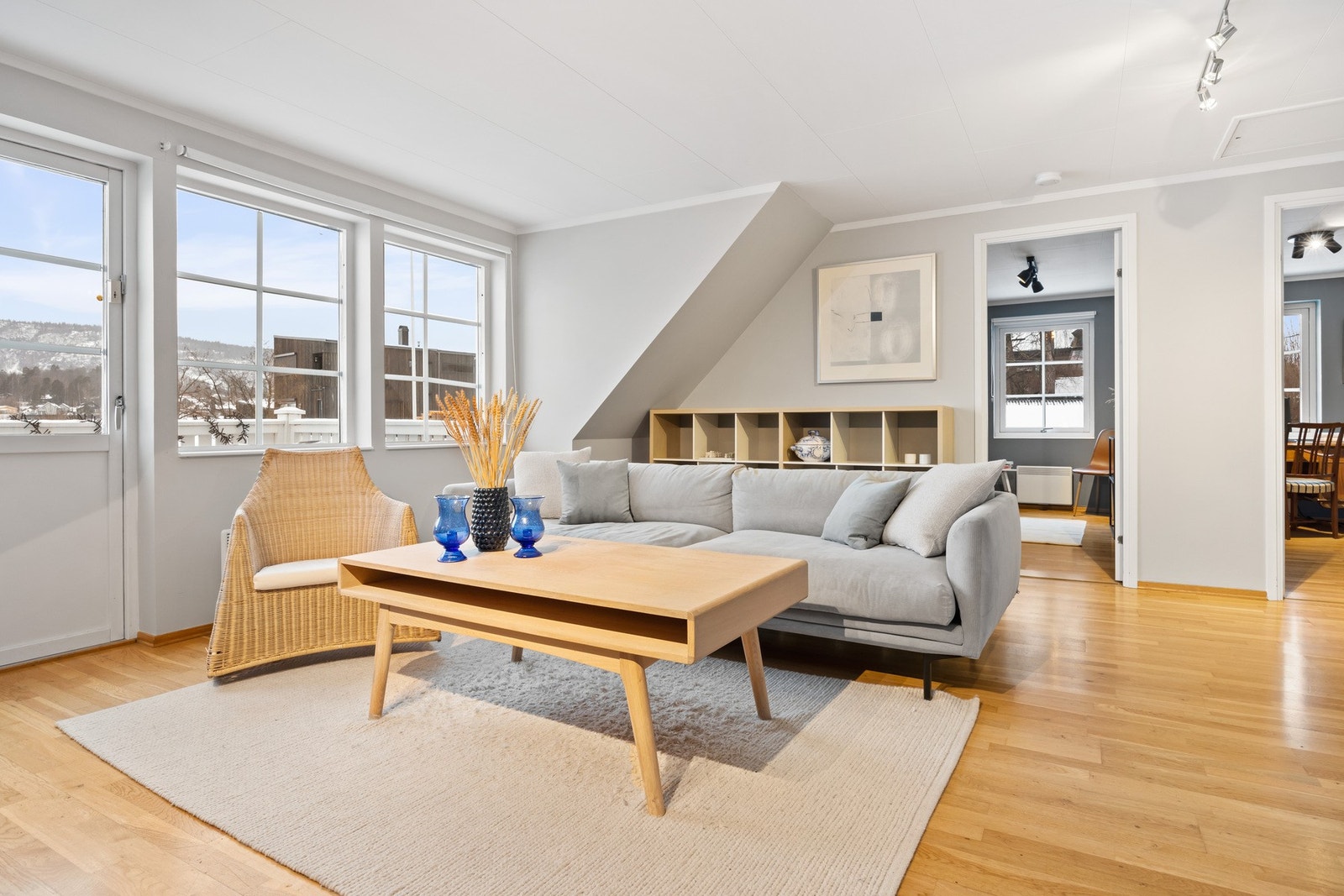 Hyggelig og praktisk stue i 2. etasje hvor barn/ungdom har et eget rom for lek/TV-titting med mer. Galleribilde