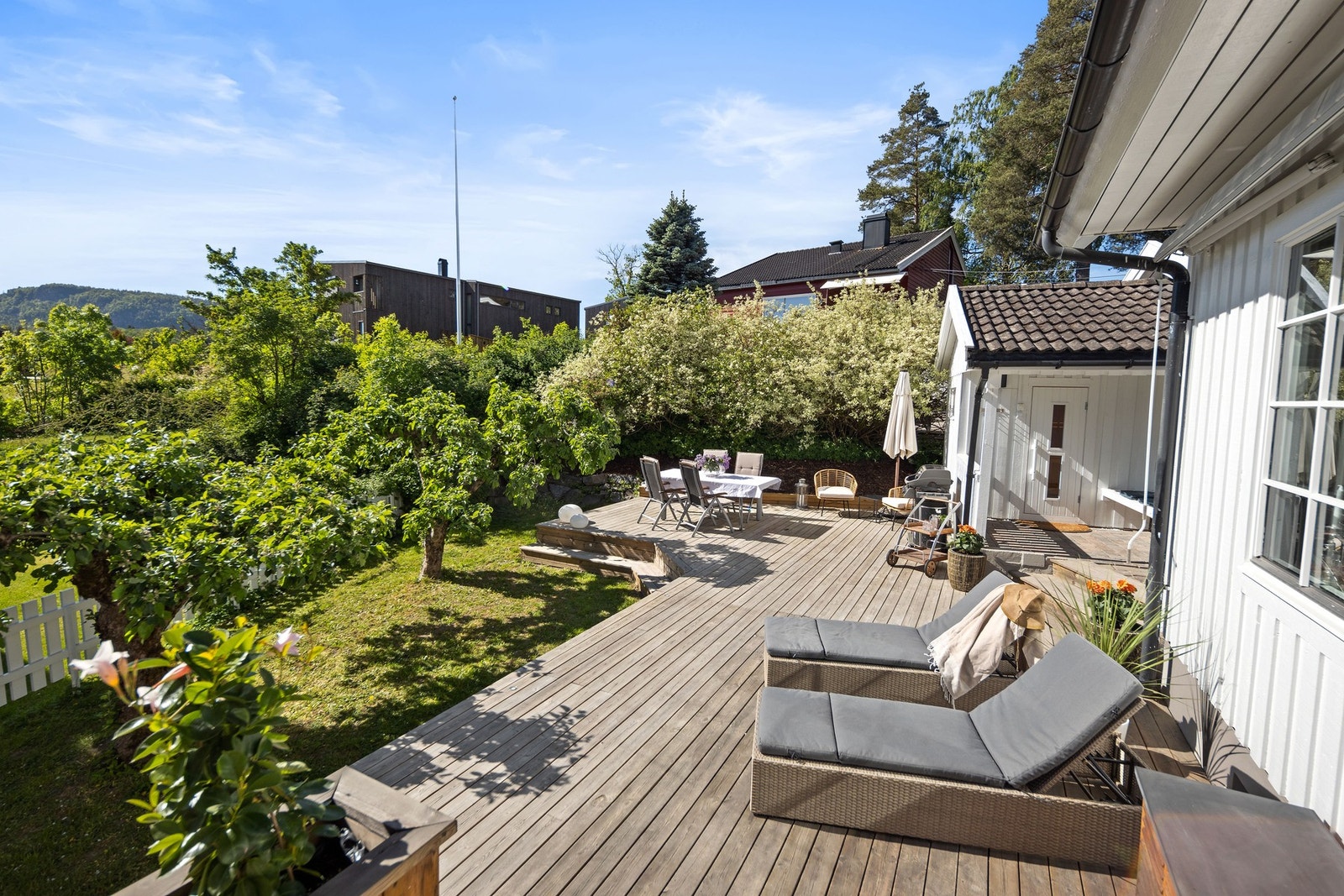 Fra stuen er det utgang til veranda med videre adkomst til stor terrasse og hage samt badstuen bak garasjen Galleribilde