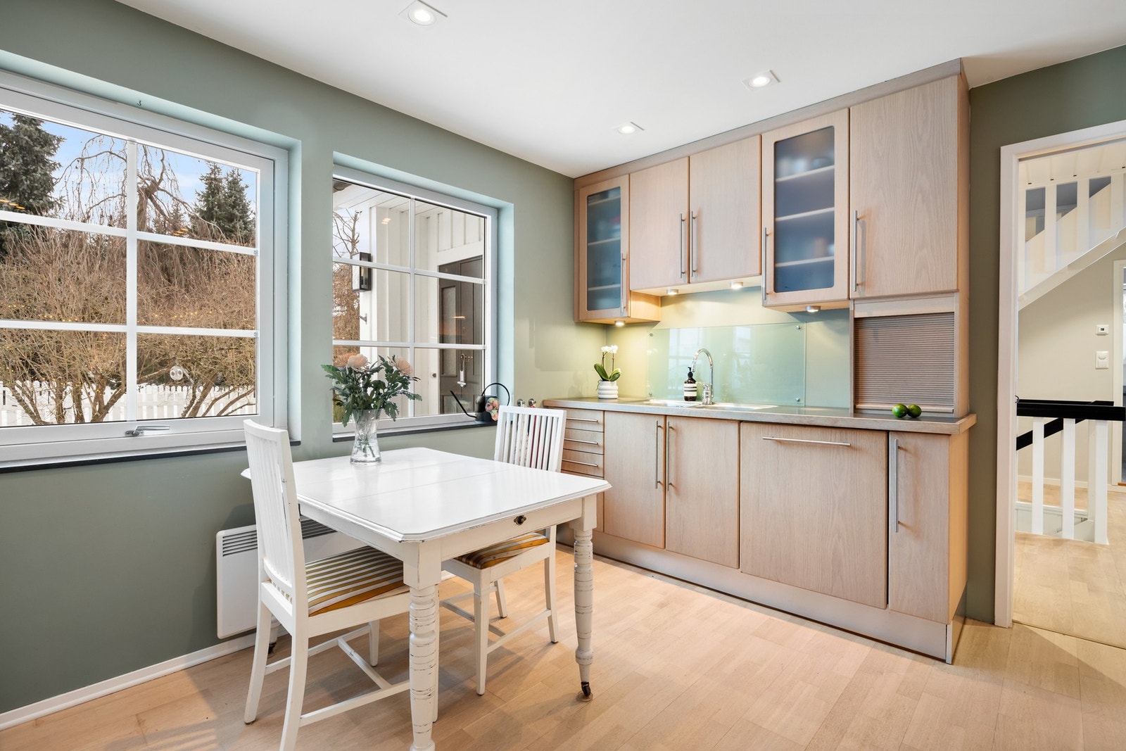 I tillegg til spisestuen i tilknytning til kjøkkenet er det også en hyggelig plass til frokostbord i kjøkkenet ved vinduene mot inngangssiden Galleribilde