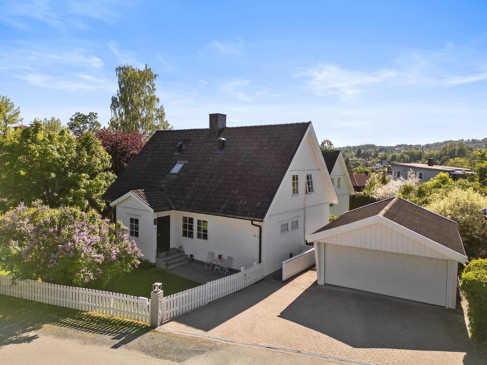 Dobbelgarasje med plass til to biler, samt tre oppstillingsplasser i egen innkjørsel. Galleribilde