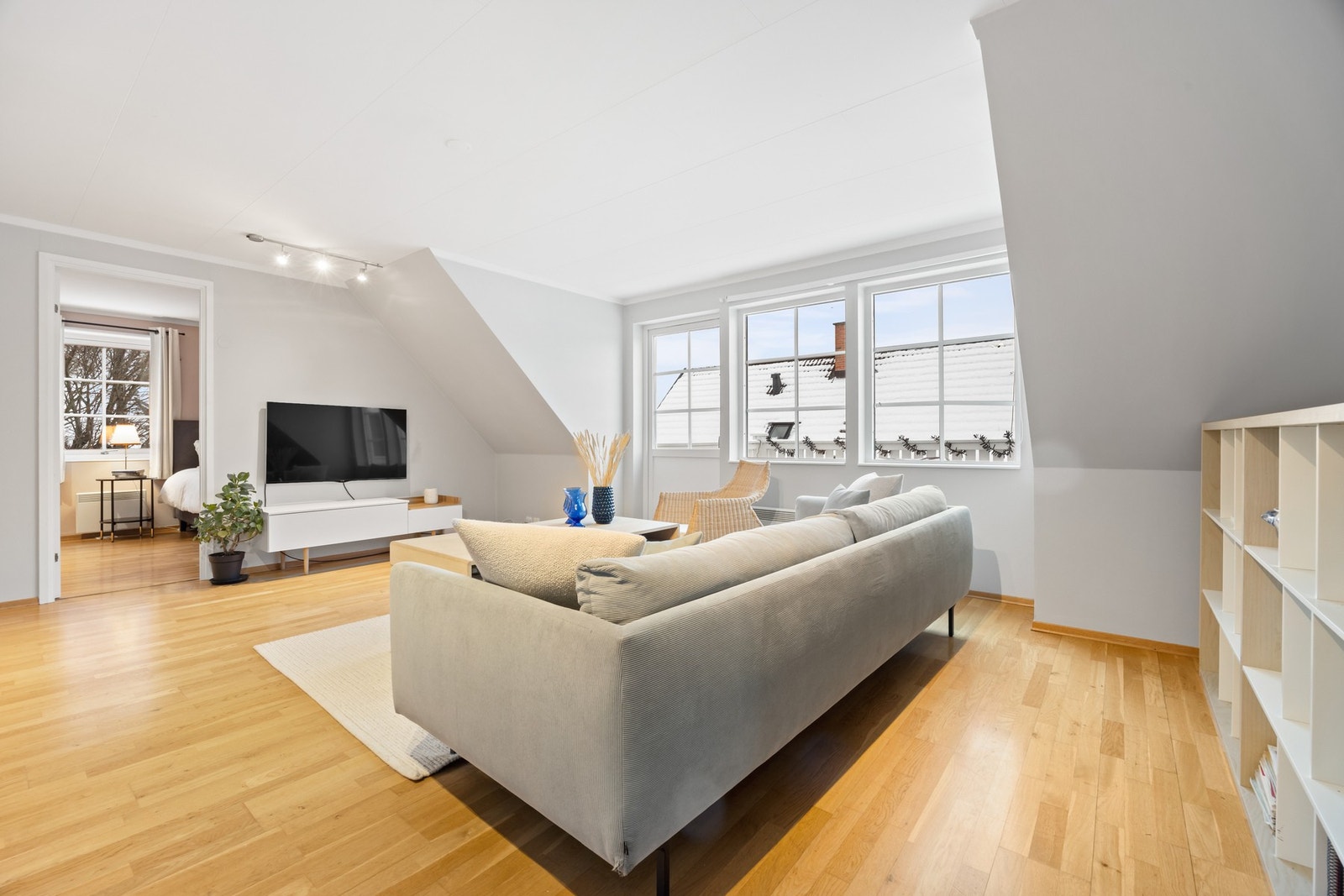 Hyggelig stue i 2. etasje med utgang til veranda Galleribilde