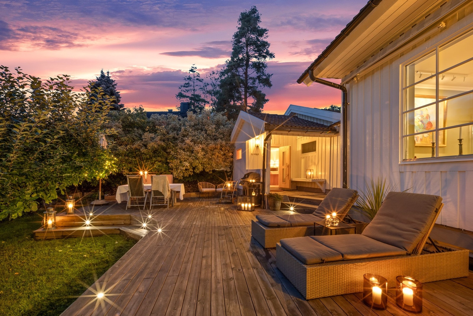 Usjenert terrasse med god plass til spisebord, grill og solsenger (bilde tatt sommer 2025) Galleribilde