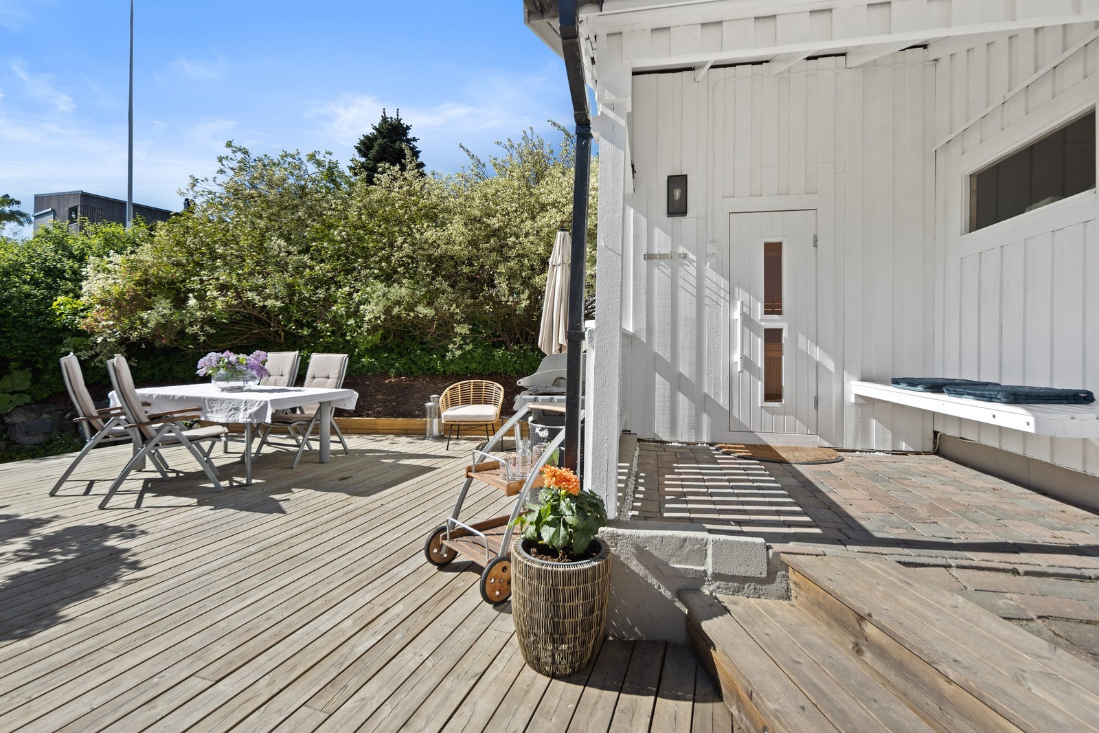 Fra terrassene er det tilgang til ny (2021) badstue i bakkant av garasjen Galleribilde