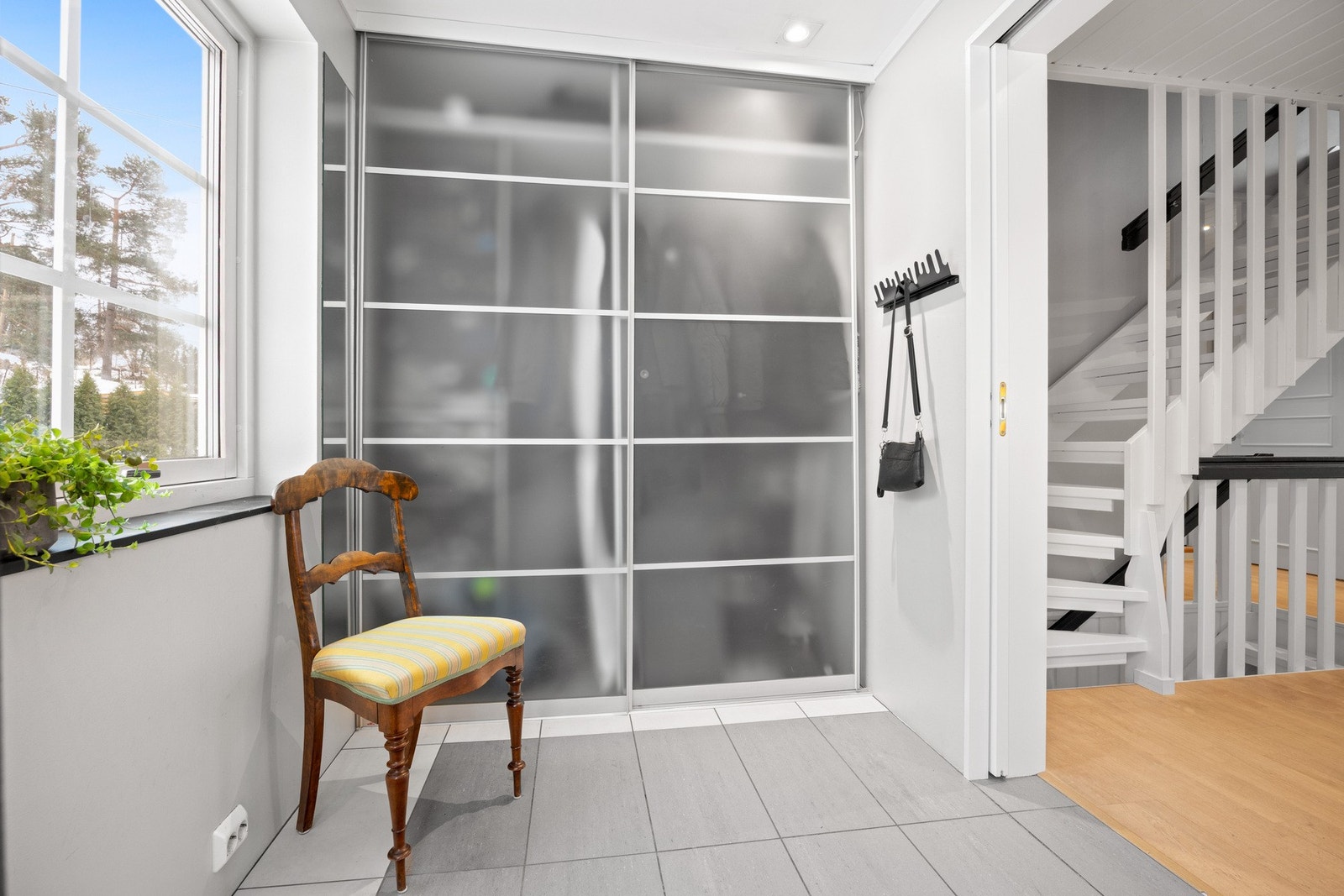 Hovedinngang i 1. etasje med skyvedørsgarderobe Galleribilde