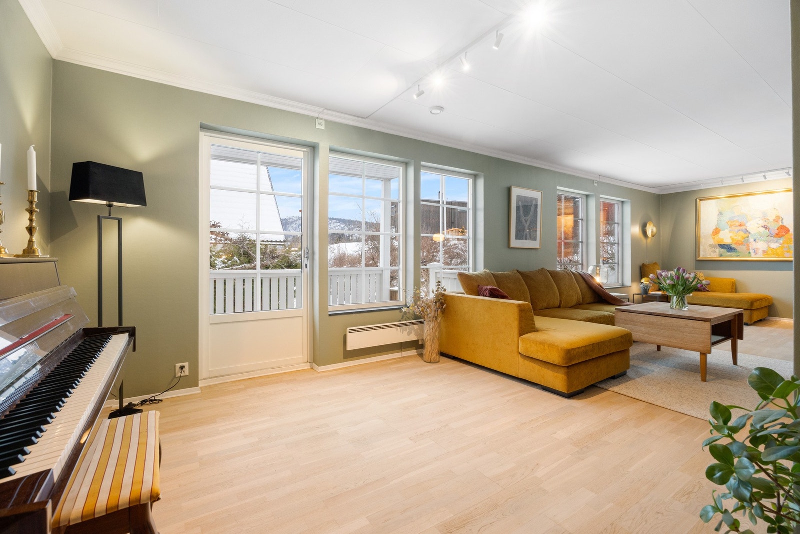 Fra stuen er det utgang til veranda med videre adkomst til stor terrasse og hage samt badstuen bak garasjen Galleribilde