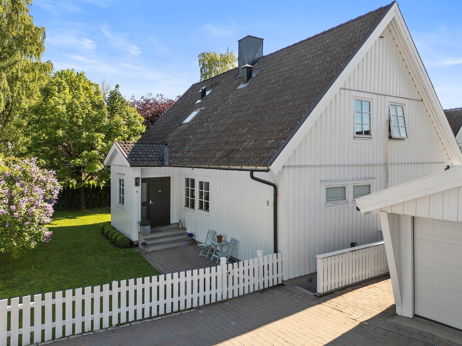 Tomten er inngjerdet og det er plantet hekk rundt hageområdet, ideelt for både barnelek og for hunder. Galleribilde