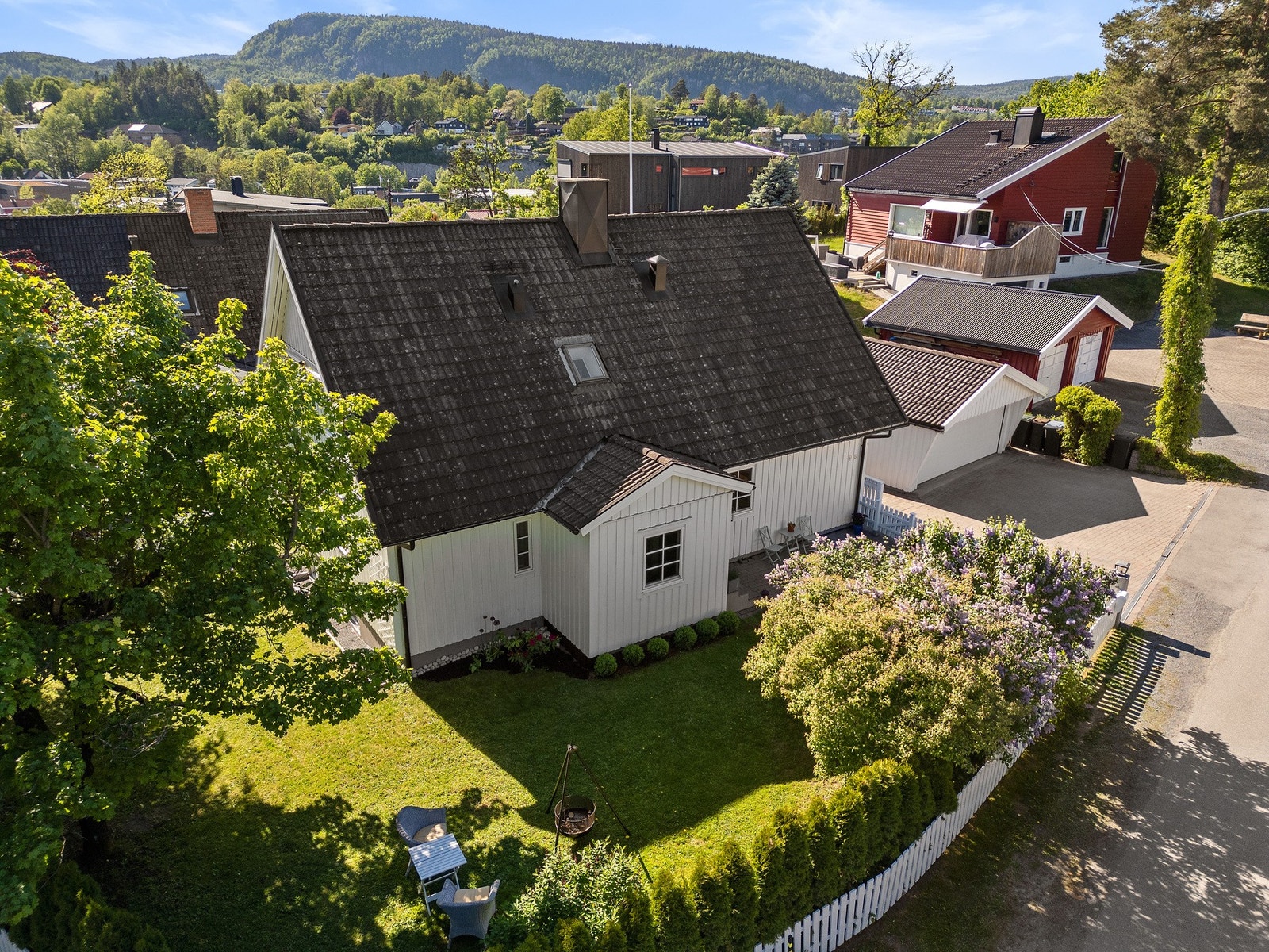 I tillegg til 3 flotte epletrær er det også en flott blodbøk og det er plantet både peoner og rhododendron i hagen. Galleribilde