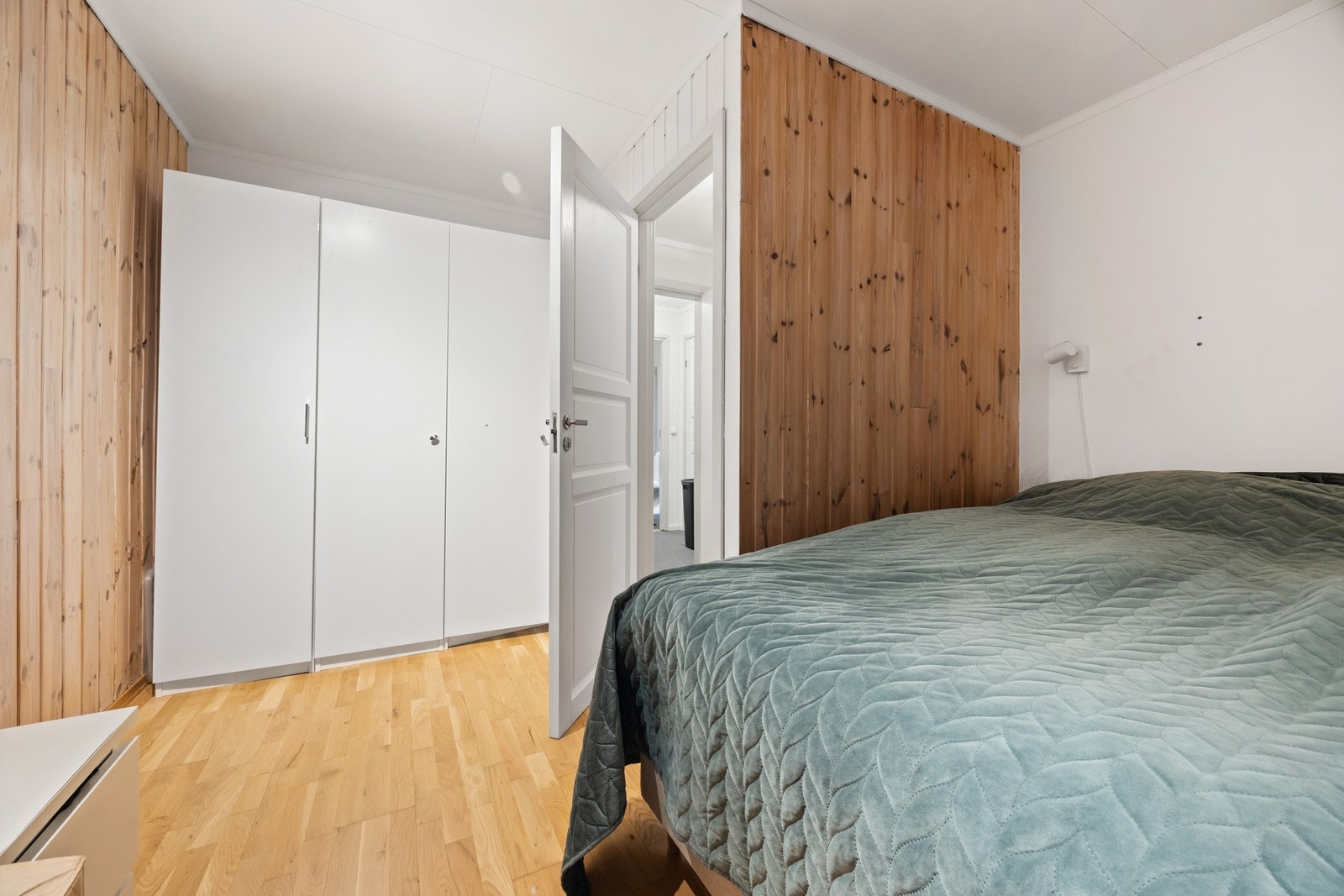 Soverom i kjeller (byggemeldt som bod, ikke bruksendret. Se beskrivelse under "Innhold" i salgsoppgaven) Galleribilde