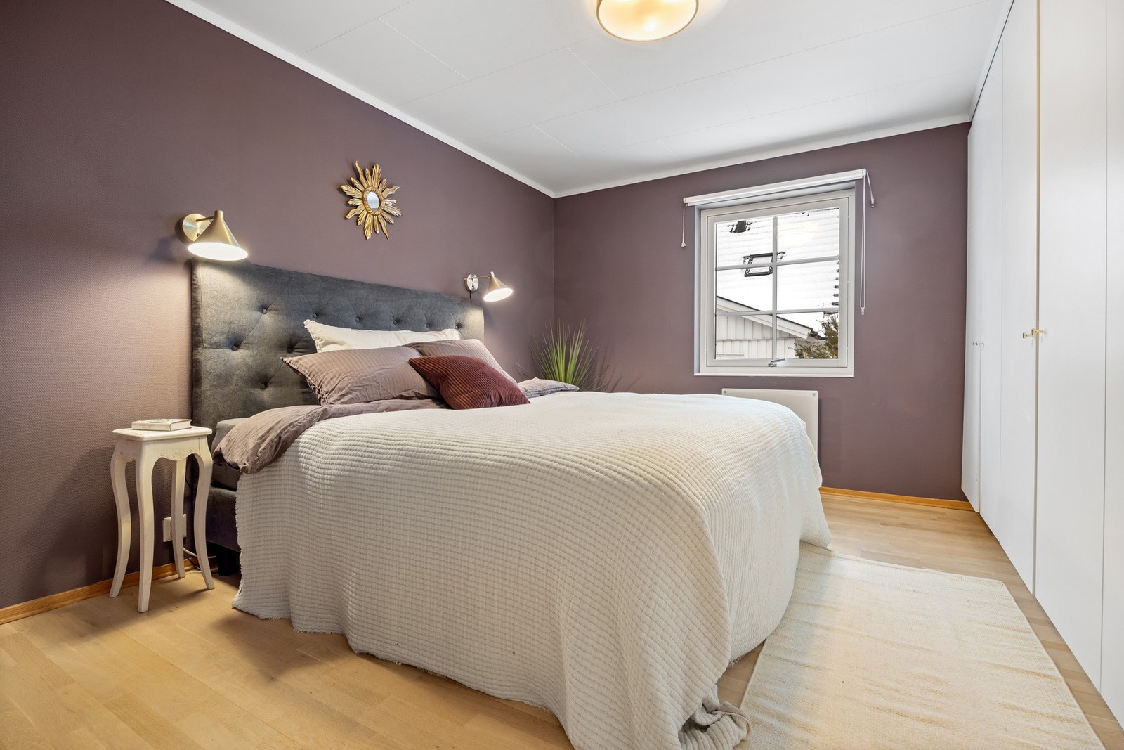 Det er ett soverom i 1. etasje og tre soverom i 2. etasje. Her fra soverommet i 1. etasje. Legg også merke til den gode garderobeplassen. Galleribilde