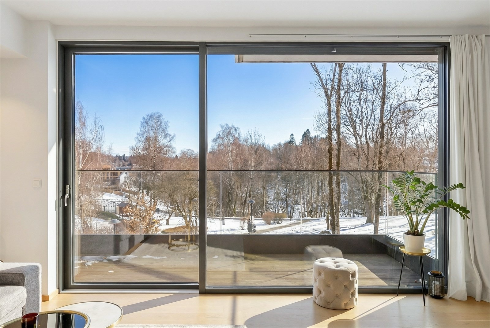 Solrik sydvendt balkong på ca. 7 kvm med fint utsyn Galleribilde