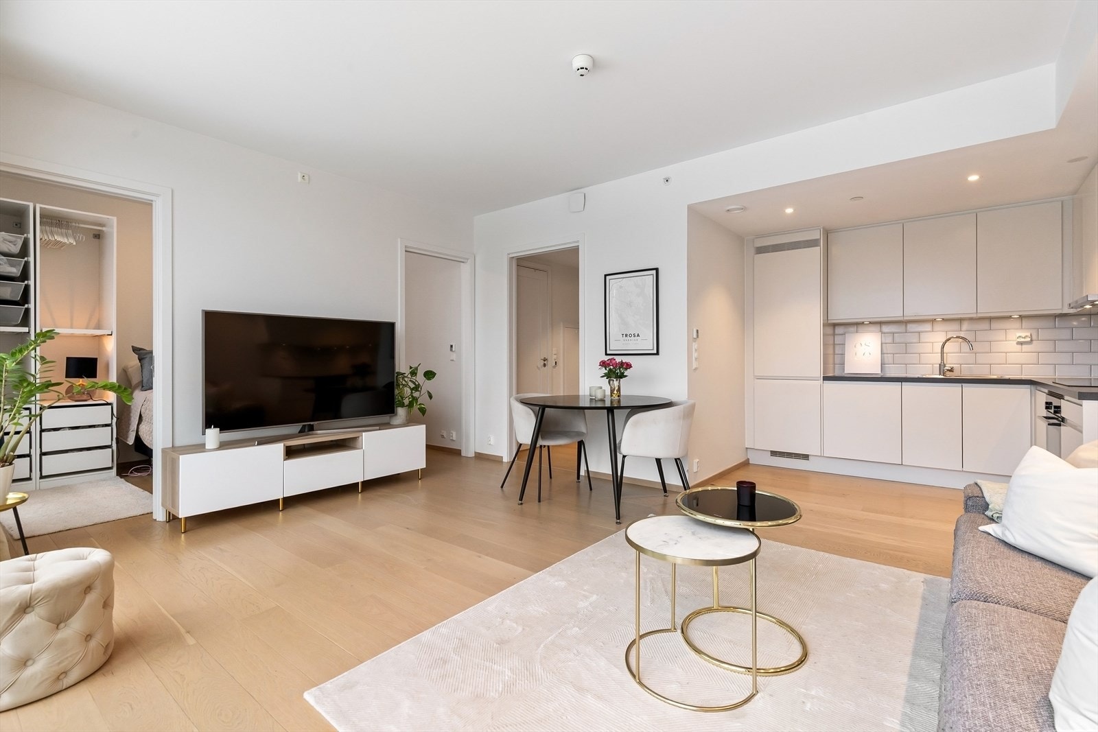 Stuen føles luftig med gode takhøyden (ca. 260 cm) Galleribilde