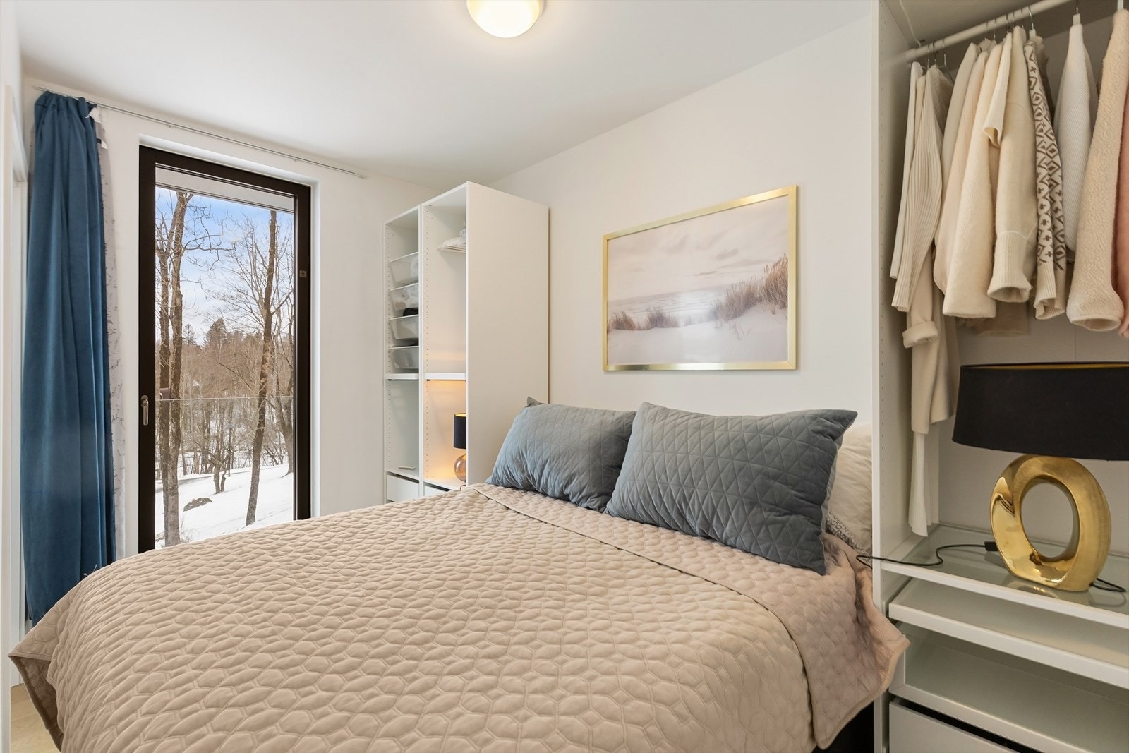 Soverommet med plass til dobbelt seng og har garderobeskap Galleribilde